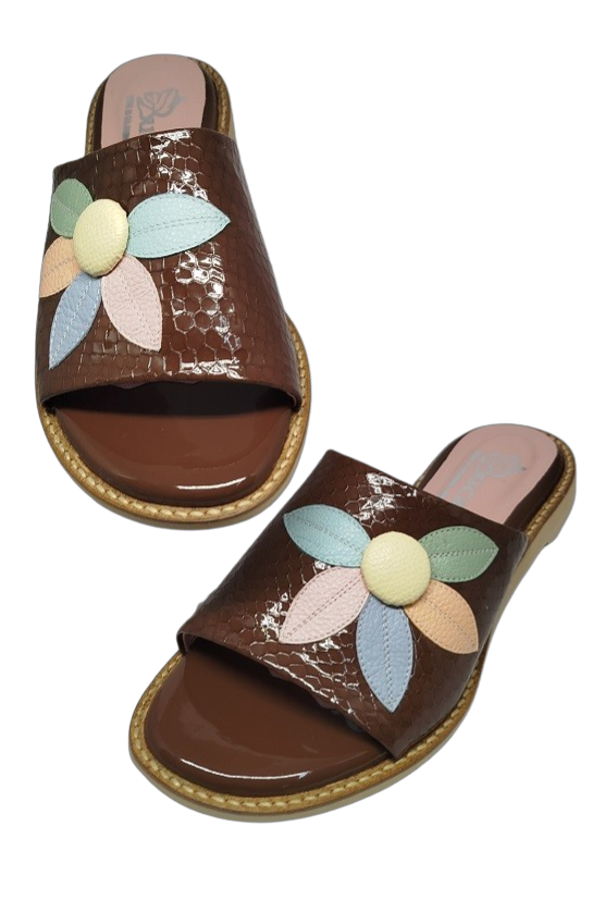 Flat Sandal with Flower Decoration | REF B530