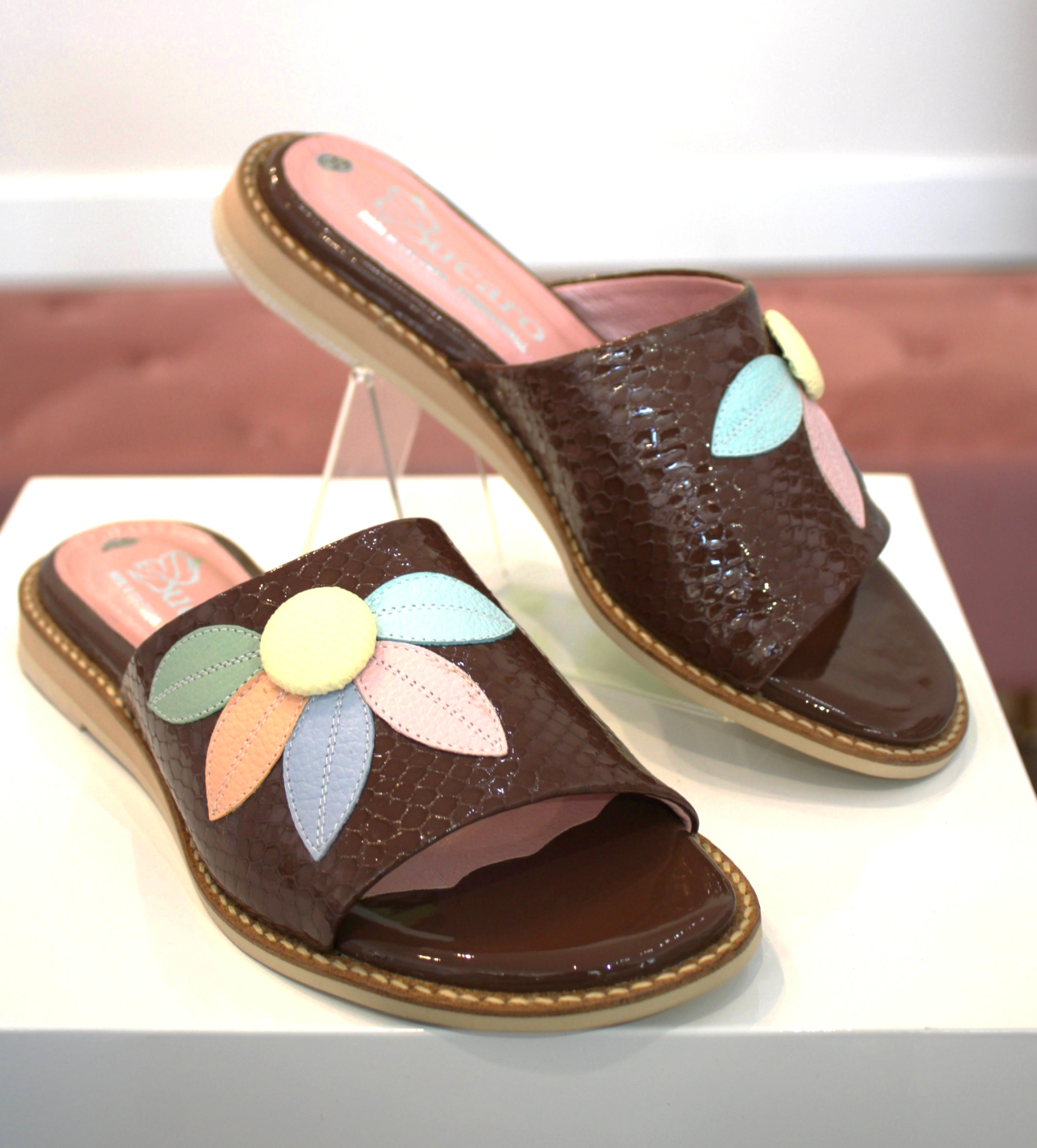 Flat Sandal with Flower Decoration | REF B530