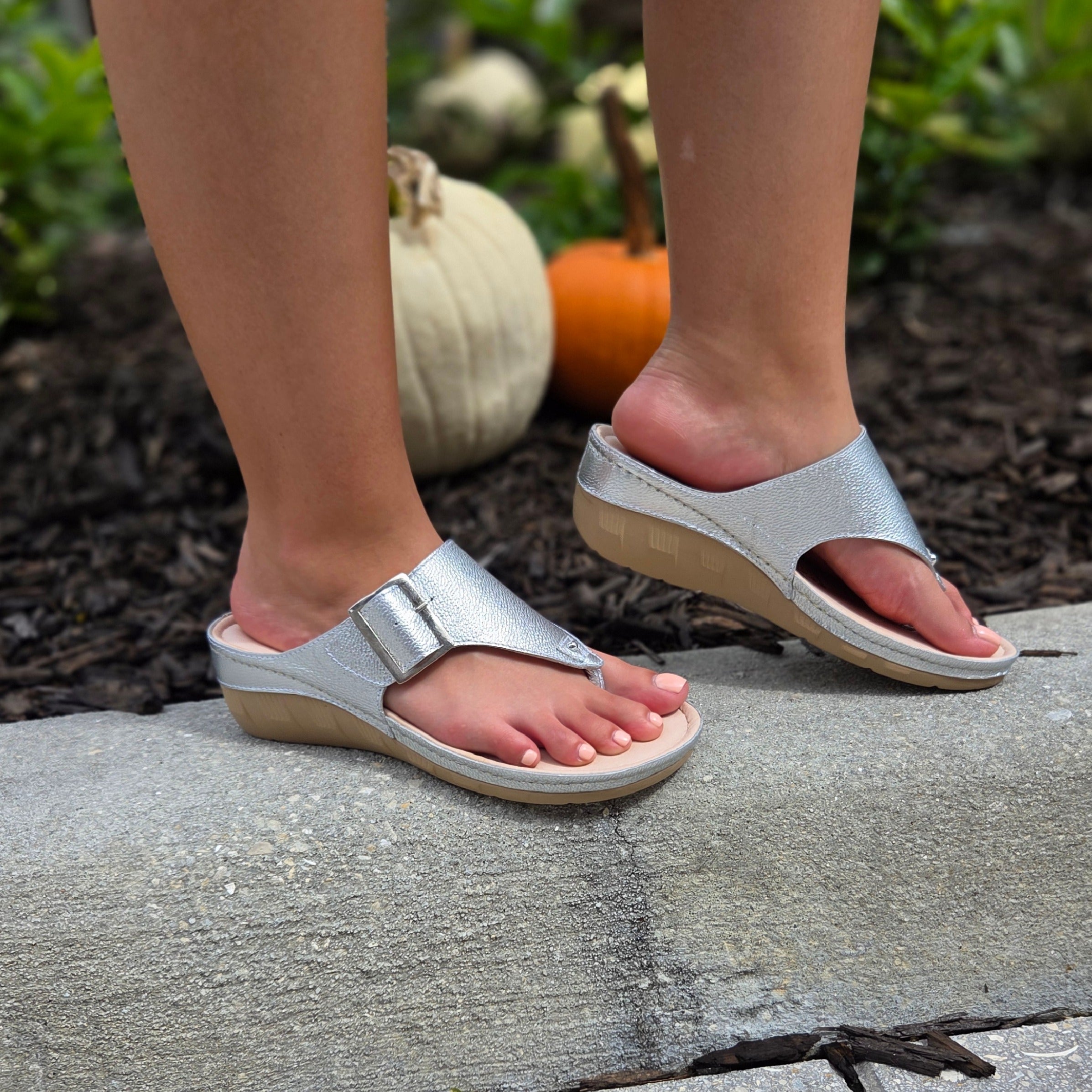 Flat Toe Sandals in Silver Leather with Adjustable Buckle Ref 0989